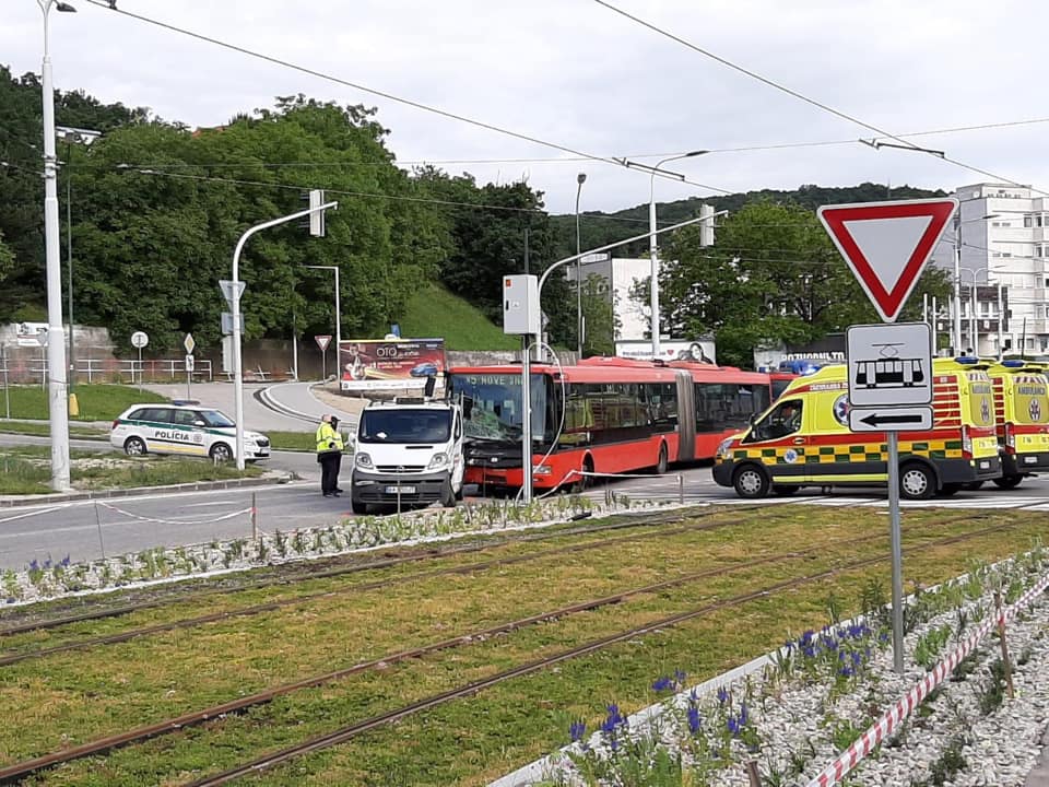 01 - Dopravná nehoda dodávky a autobusu MHD v Bratislave